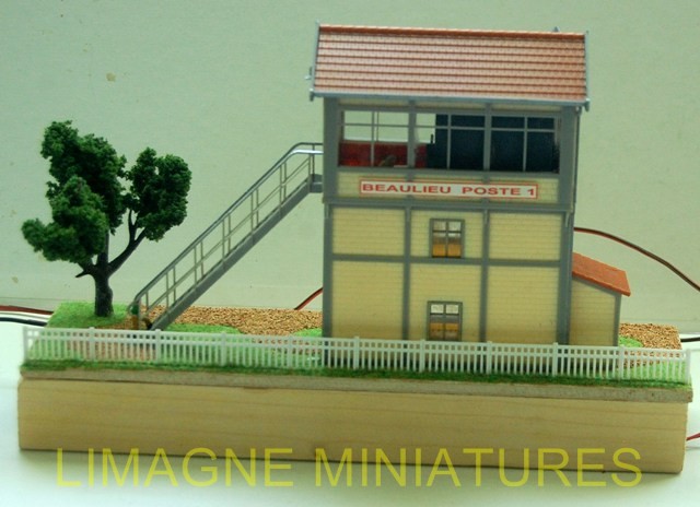 Gare "Fay Aux Loges" MKD HO - Montée Et Peinte + Accessoires - Pour Réseau Ferroviaire
